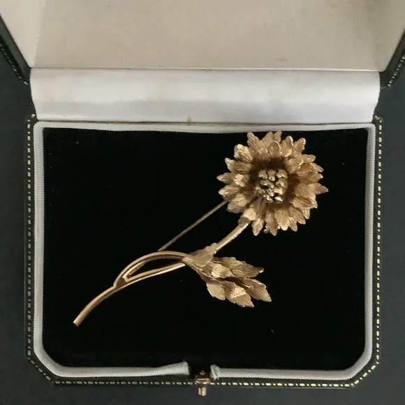 Vintage signed Monet gold tone brooch. - Picture 3 of 7